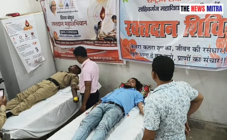 शिविर के दौरान मौजूद स्वास्थ्य कर्मी व अन्य