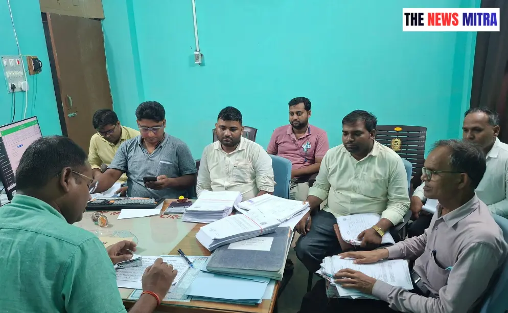 बैठक करते अंचल अधिकारी एवं मौजूद कर्मी व अन्य