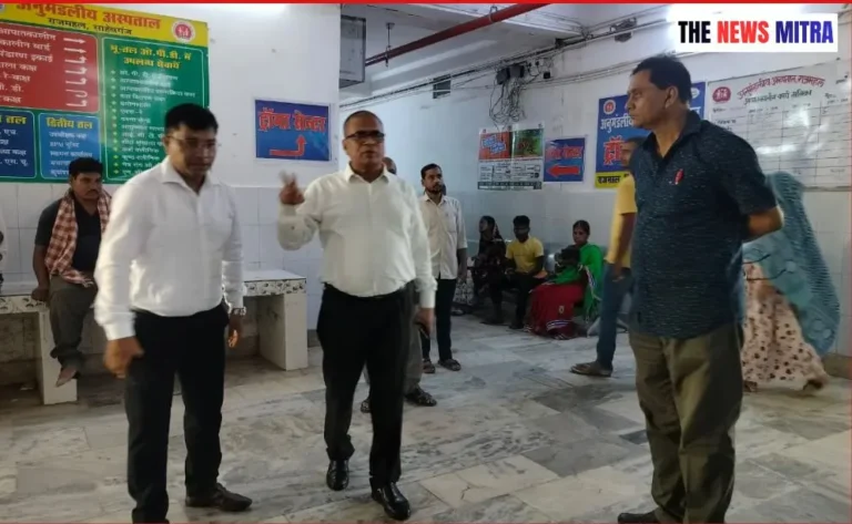 निरिक्षण के दौरान सिविल सर्जन , अस्पताल उपाधीक्षक व अन्य