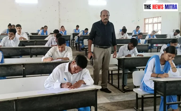 निरीक्षण करते साहिबगंज महाविद्यालय के प्राचार्य