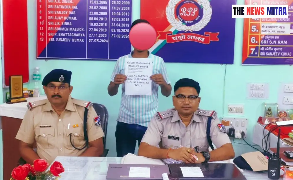 जानकारी देते आर पी एफ इंस्पेक्टर