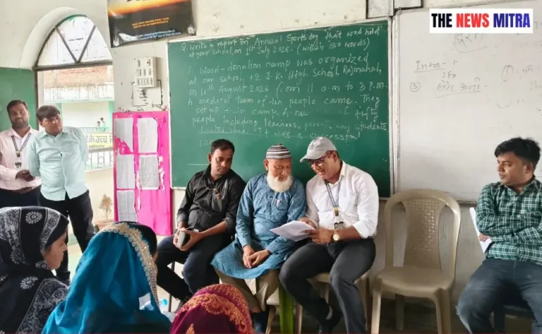 बैठक के दौरान पर्यवेक्षक व अन्य
