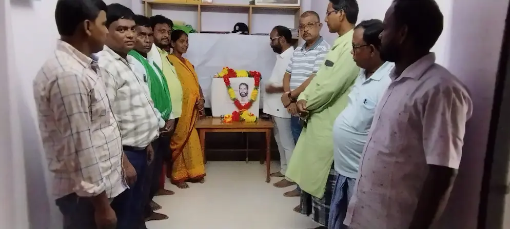 साहिबगंज में अमर शहीद निर्मल महतो का शहादत दिवस आयोजित, झामुमो कार्यकर्ताओं ने दी भावभीनी श्रद्धांजलि 2 jmm udh