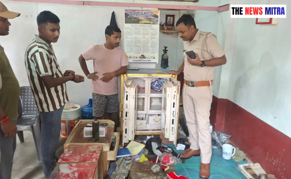 दुकानदार से जानकारी लेते थाना प्रभारी