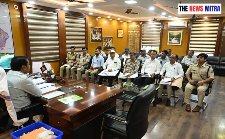 बैठक के दौरान मौजूद साहिबगंज उपायुक्त एवं अन्य पदाधिकारी