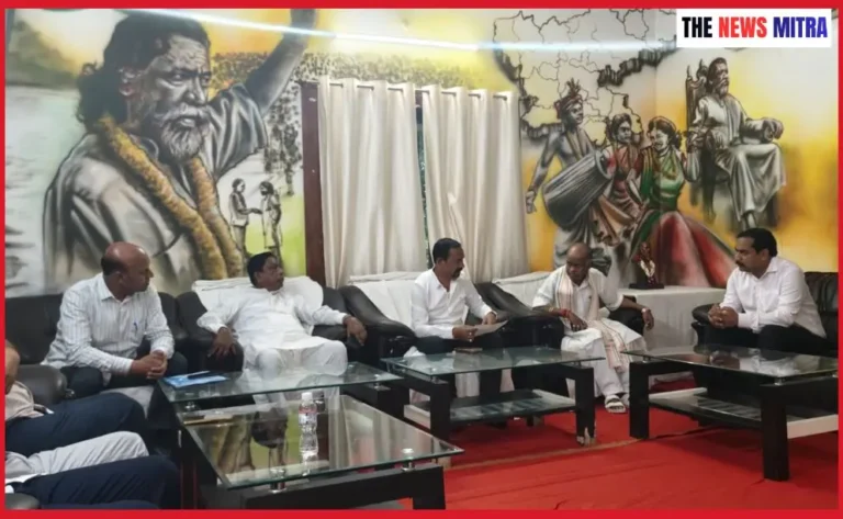 बैठक में उपस्थित राजस्व मंत्री , विधायक व अन्य