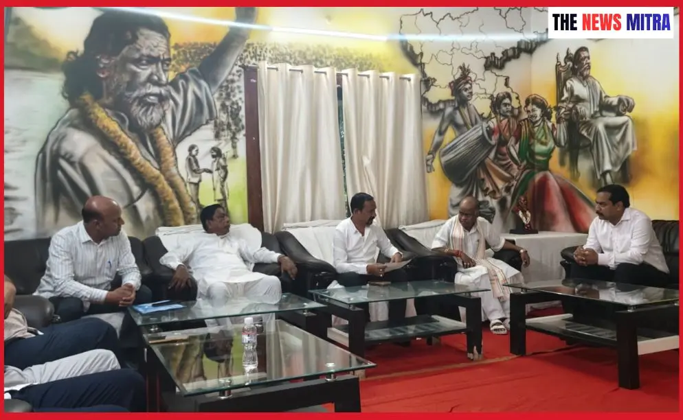 बैठक में उपस्थित राजस्व मंत्री , विधायक व अन्य