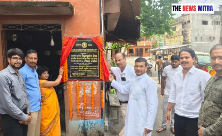 शिलान्यास करते नगर पंचायत अध्यक्ष, उपाध्यक्ष व अन्य
