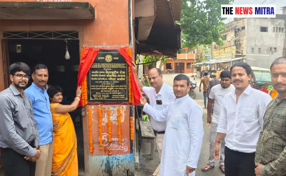 शिलान्यास करते नगर पंचायत अध्यक्ष, उपाध्यक्ष व अन्य