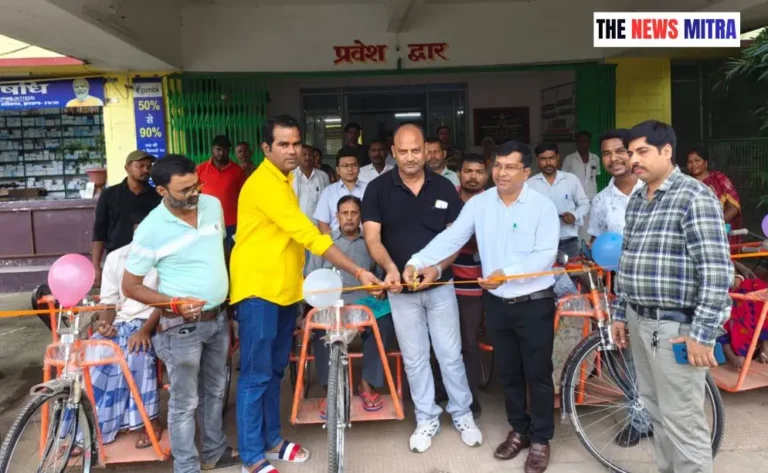 फीता काटकर उद्घाटन करते राजमहल विधायक प्रतिनिधि मो मारुफ़ उर्फ़ गुड्डू , भाजपा नेता पंकज घोष , एवं अस्पताल उपाधीक्षक डॉ उदय टुडू व मौजूद अन्य