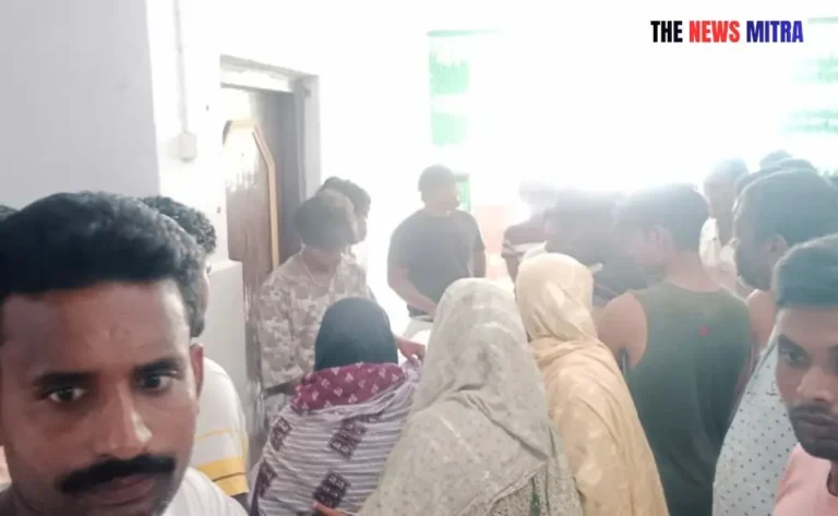अस्पताल में मौजूद मृतक के परिजन व अन्य