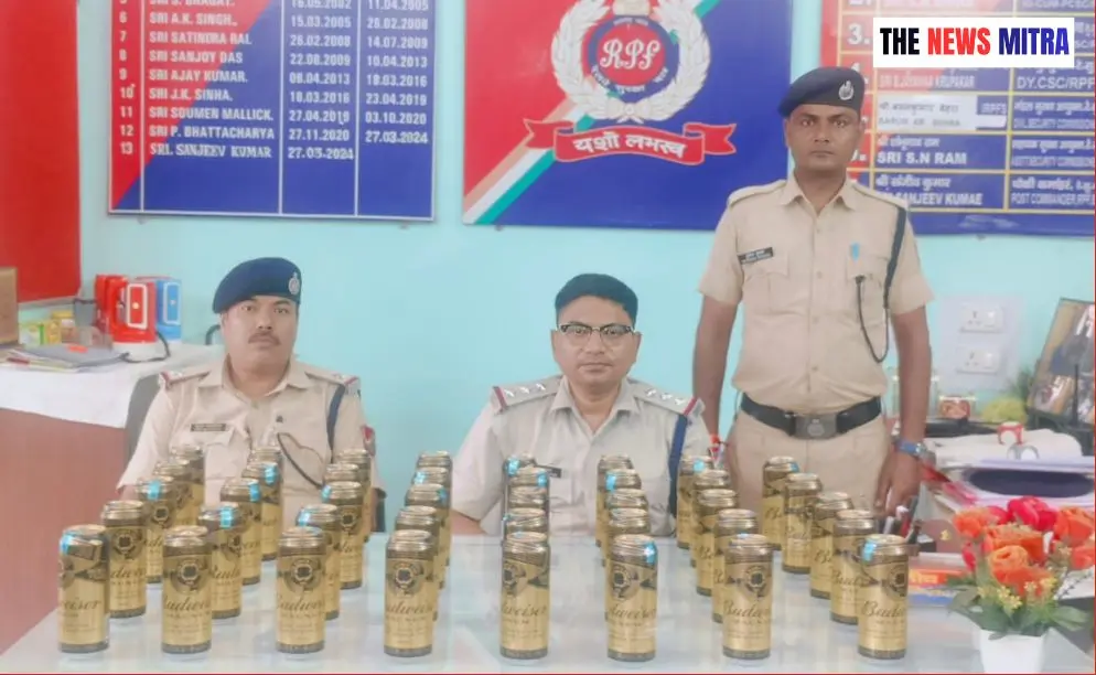 जब्त की गई अवैध केन बियर के साथ आर पी एफ की टीम