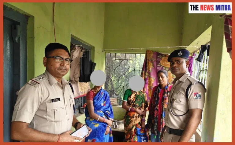 गिरफ्तार महिला से पूछताछ करते रेल पुलिस