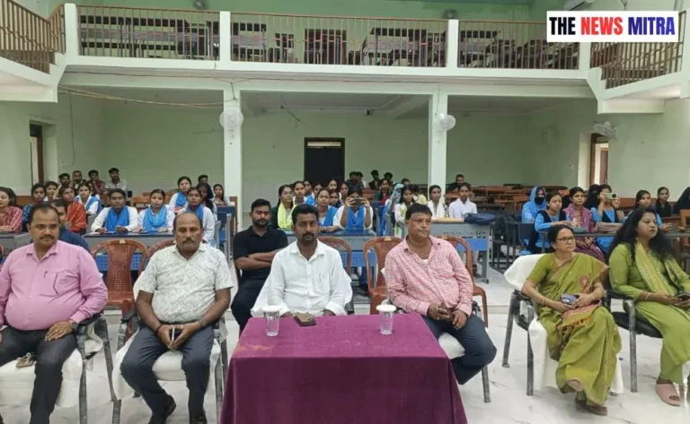 कार्यक्रम के दौरान उपस्थित अतिथि व अन्य