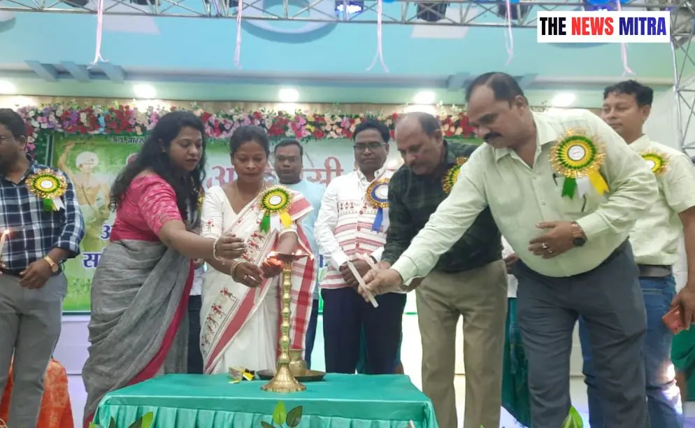 कार्यक्रम का शुभारंभ करते अतिथि
