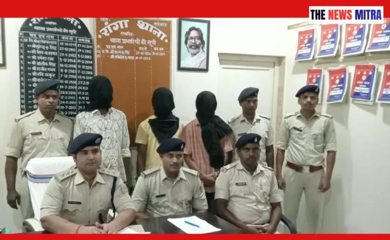 प्रेस वार्ता के दौरान जानकारी देते एसडीपीओ बरहरवा व मौजूद अन्य