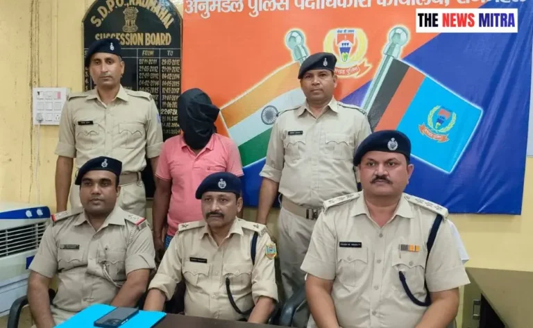 प्रेस वार्ता के दौरान जानकारी देते राजमहल अनुमंडल पुलिस पदाधिकारी , मौजूद पुलिस इंस्पेक्टर व थाना प्रभारी