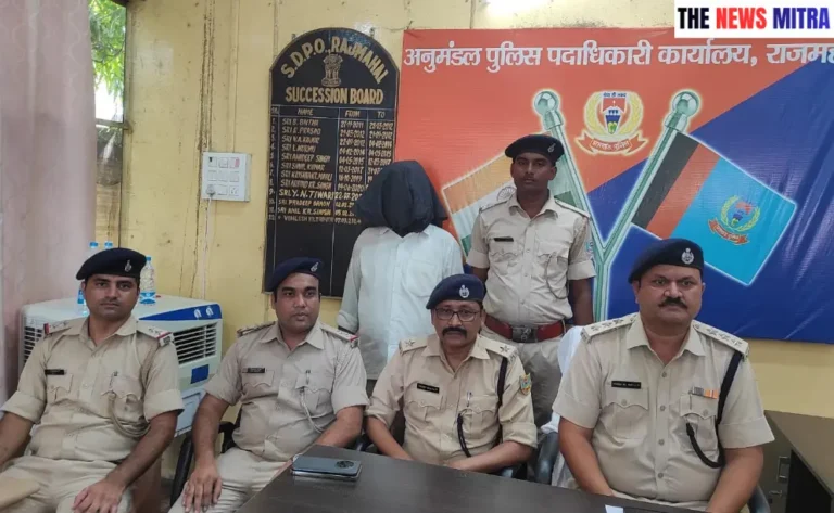 प्रेस वार्ता करते राजमहल अनुमंडल पुलिस पदाधिकारी व मौजूद अन्य