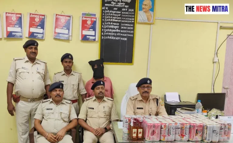 बरामद की गई शराब के साथ मौजूद पुलिस पदाधिकारी