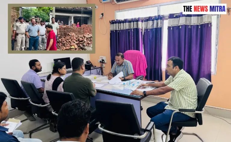 बैठक के दौरान उप विकास आयुक्त व अन्य, इनसेट में निरीक्षण करते तस्वीर
