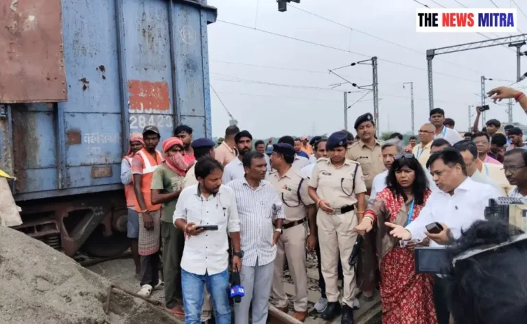 प्रभावित क्षेत्र का निरिक्षण करतीं महाप्रबंधक व मौजूद अन्य