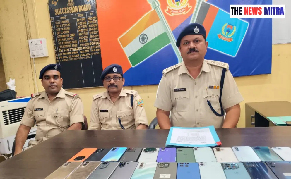 प्रेस वार्ता के दौरान जानकारी देते राजमहल अनुमंडल पुलिस पदाधिकारी व मौजूद अन्य